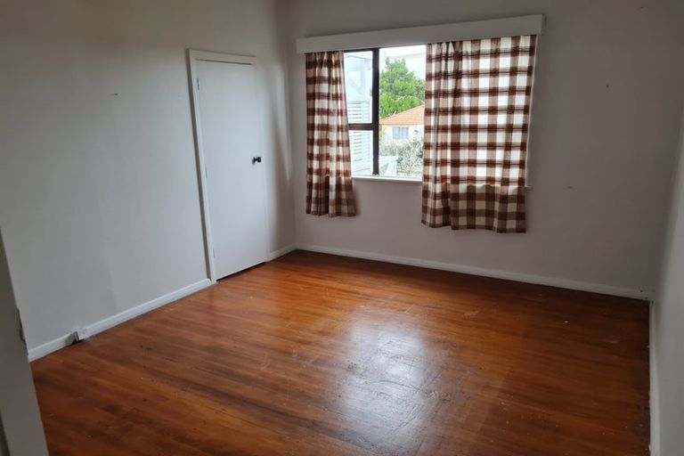 Photo of property in 3 Links Road, New Lynn, Auckland, 0600