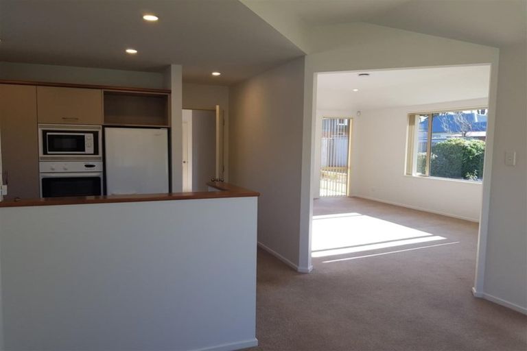 Photo of property in 2 Piper Lane, Beckenham, Christchurch, 8023