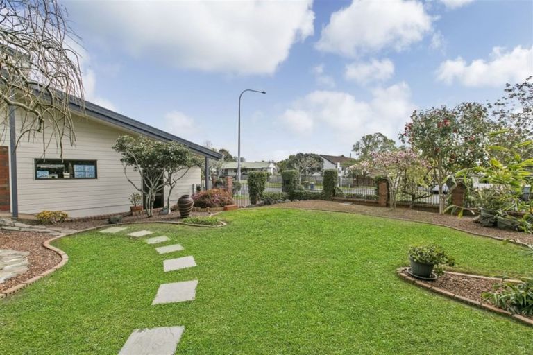 Photo of property in 203 Luckens Road, West Harbour, Auckland, 0618