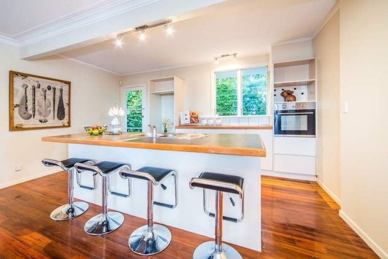 Photo of property in 229 Wairau Road, Totara Vale, Auckland, 0627