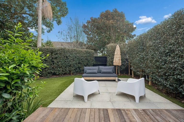 Photo of property in 2/7 Hanlon Crescent, Narrow Neck, Auckland, 0624