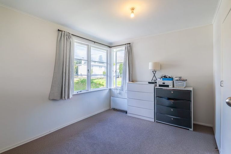 Photo of property in 17 Hutchinson Avenue, New Lynn, Auckland, 0600