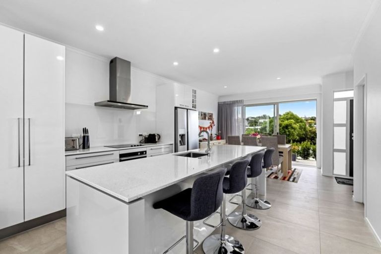 Photo of property in 10 Couldrey Crescent, Red Beach, 0932