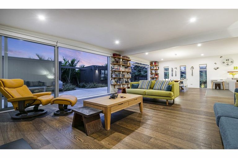 Photo of property in 11 Kelmore Place, Schnapper Rock, Auckland, 0632