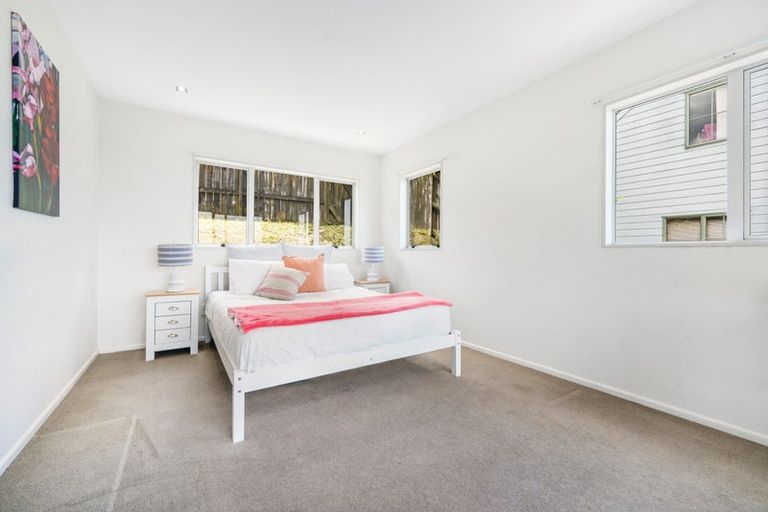 Photo of property in 1a Highgrove Lane, Totara Vale, Auckland, 0632