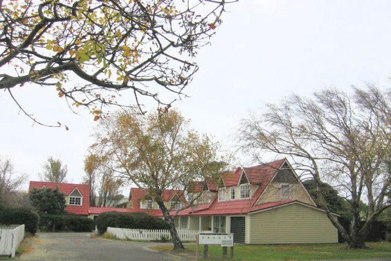 Photo of property in 6 Barber Grove, Moera, Lower Hutt, 5010