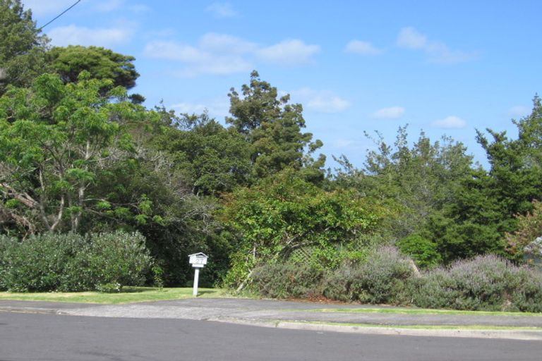 Photo of property in 27 Le Roy Terrace, Birkenhead, Auckland, 0626