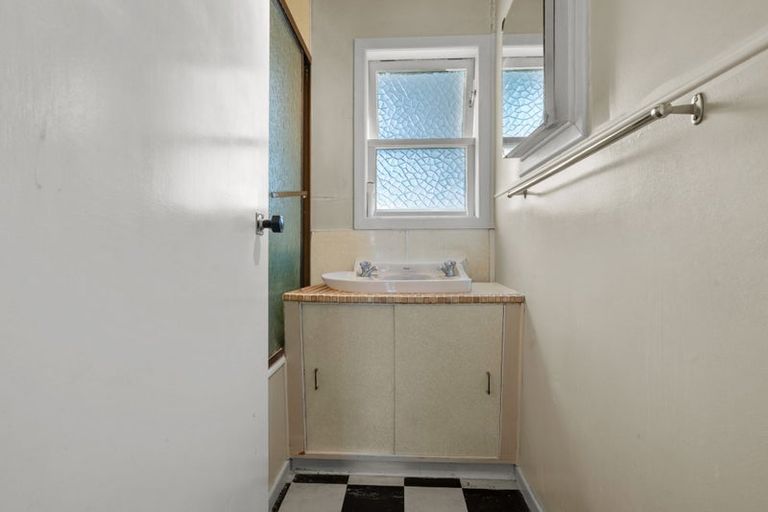 Photo of property in 9 Durham Street, Te Atatu Peninsula, Auckland, 0610