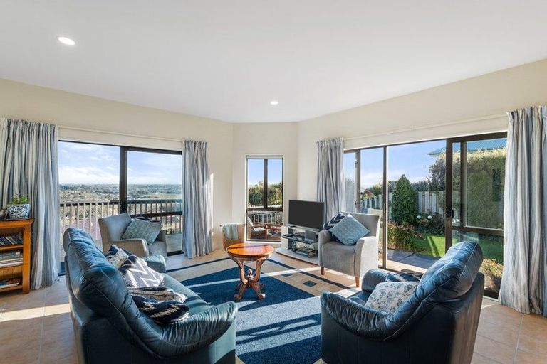 Photo of property in 41 Highcrest Heights, Westmorland, Christchurch, 8025