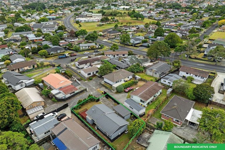 Photo of property in 1/8 Kirklow Place, Goodwood Heights, Auckland, 2105