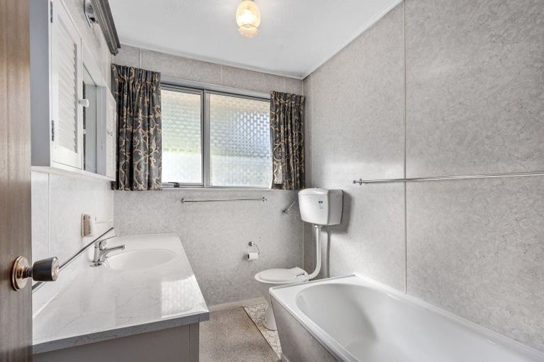 Photo of property in 2/427 Memorial Avenue, Burnside, Christchurch, 8053