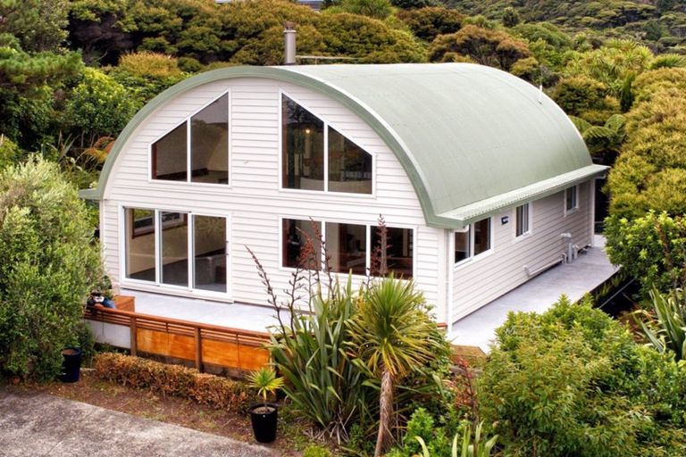 Photo of property in 92 Piha Road, Piha, 0772
