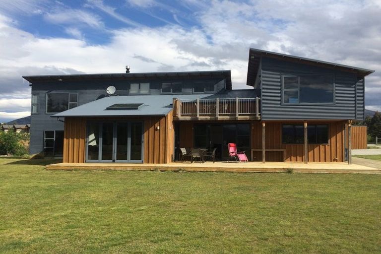 Photo of property in 2 Cleland Close, Wanaka, 9382