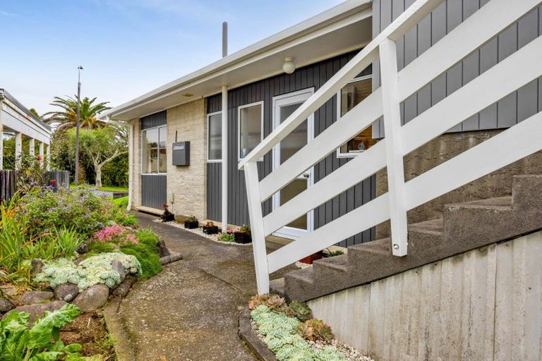 Photo of property in 17 Nevada Drive, Merrilands, New Plymouth, 4312