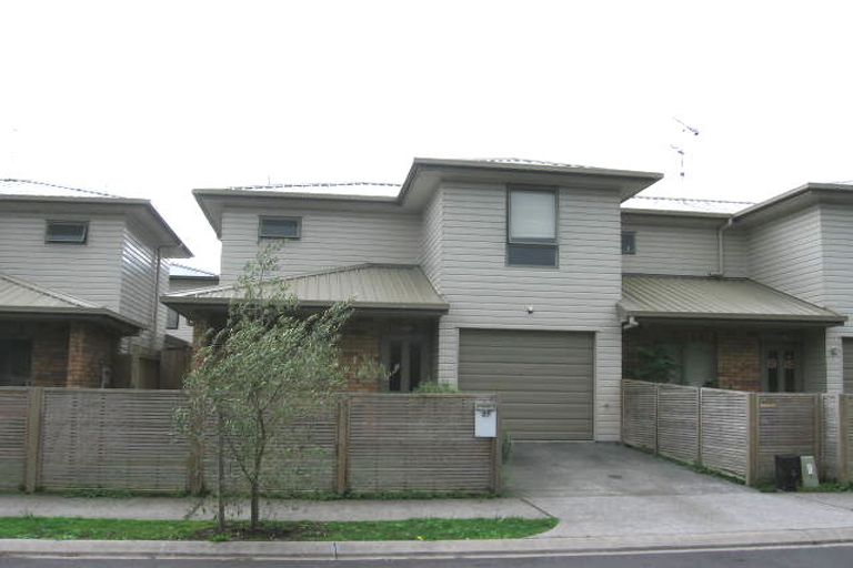 Photo of property in 27 Verdale Circle, Glen Eden, Auckland, 0602