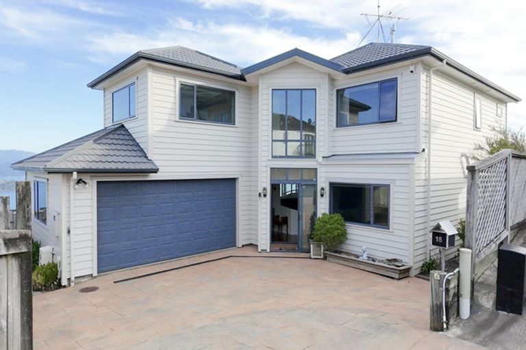 Photo of property in 18 Bennett Grove, Newlands, Wellington, 6037