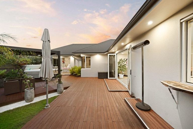 Photo of property in 22 Gibbston Close, Huntington, Hamilton, 3210
