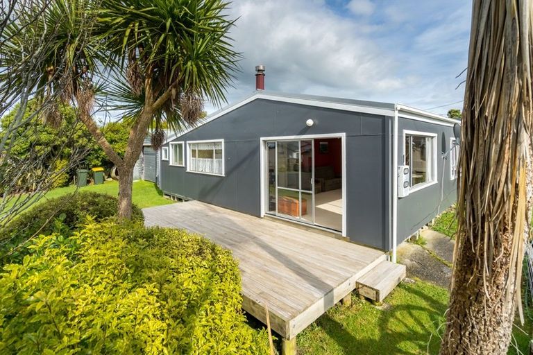 Photo of property in 8 Miro Street, Kaka Point, 9271