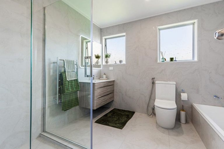 Photo of property in 33 Triangle Road, Massey, Auckland, 0614