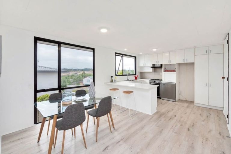 Photo of property in 11 Jumento Place, Unsworth Heights, Auckland, 0632