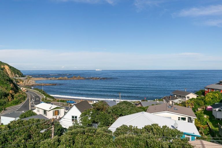 Photo of property in 10 Cave Road, Houghton Bay, Wellington, 6023