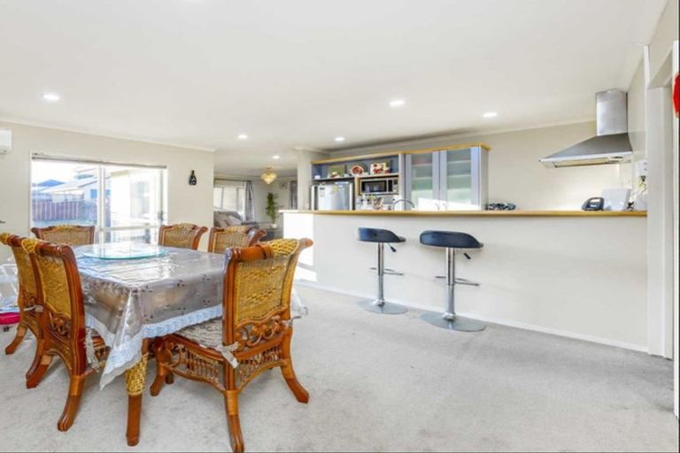 Photo of property in 12 Ironstone Place, Randwick Park, Auckland, 2105