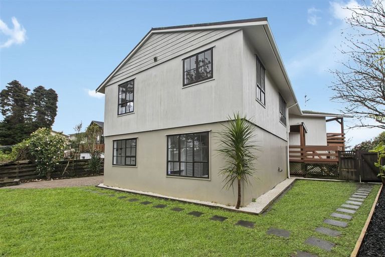 Photo of property in 7 Glen Vista Place, Bayview, Auckland, 0629