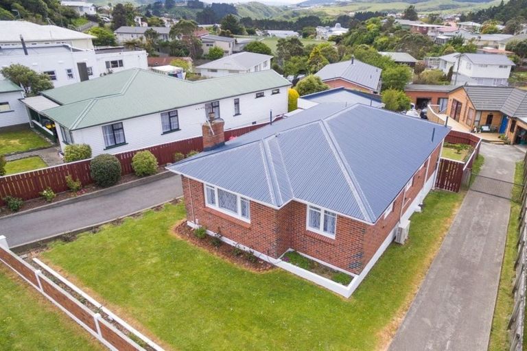 Photo of property in 32 Bracken Road, Paparangi, Wellington, 6037