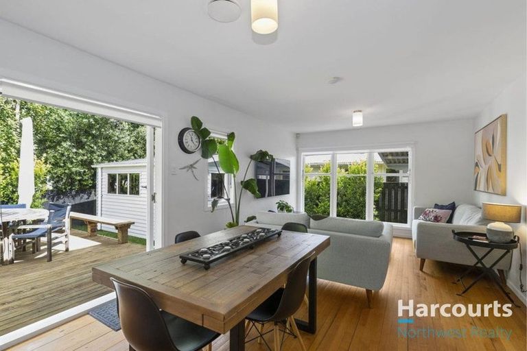 Photo of property in 2/92 Kervil Avenue, Te Atatu Peninsula, Auckland, 0610