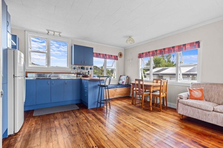 Photo of property in 10 North Street, Mokau, 4376
