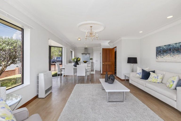 Photo of property in 2/20a Old Lake Road, Narrow Neck, Auckland, 0624