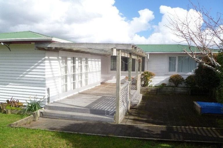 Photo of property in 37a Luckens Road, West Harbour, Auckland, 0618