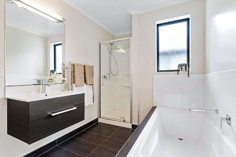 Photo of property in 4 Vincent Lane, Hobsonville, Auckland, 0616