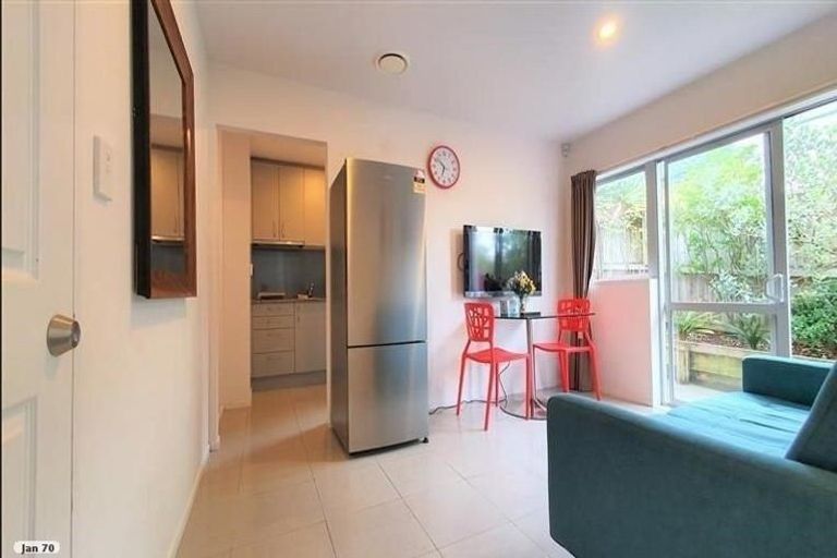 Photo of property in 29a Raleigh Road, Northcote, Auckland, 0627