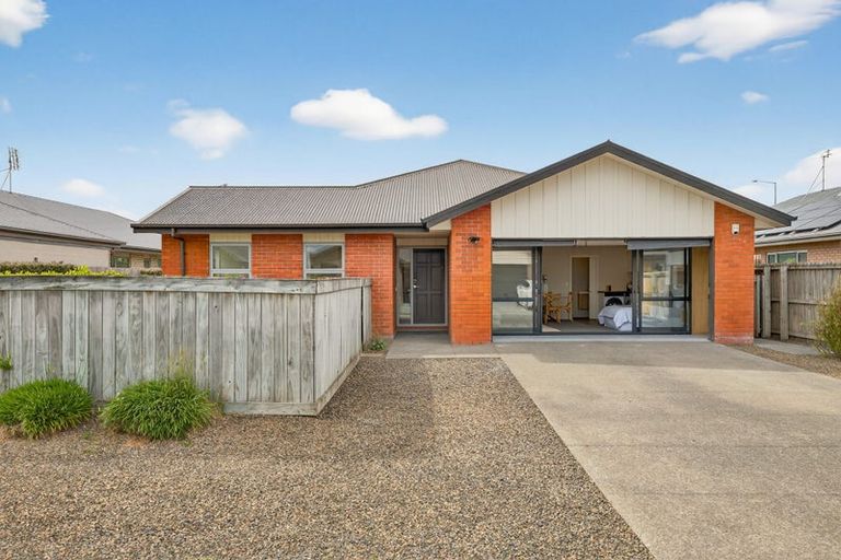 Photo of property in 15 Saint Peters Close, Woolston, Christchurch, 8062
