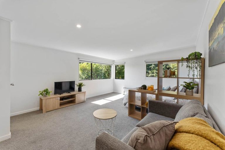 Photo of property in 10 Latham Road, York Bay, Lower Hutt, 5013