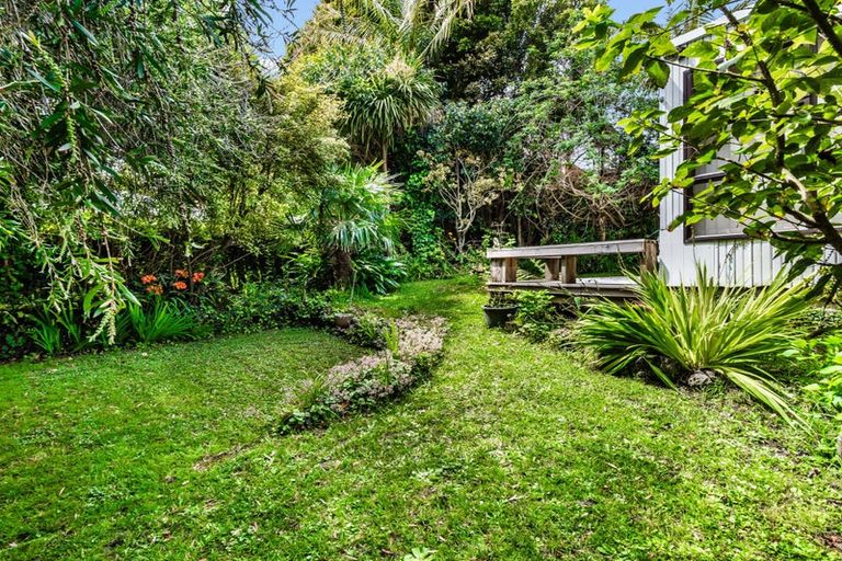 Photo of property in 27 Merriefield Avenue, Forrest Hill, Auckland, 0620