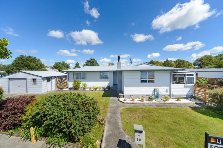 Photo of property in 10 Forbes Place, Kelvin Grove, Palmerston North, 4414
