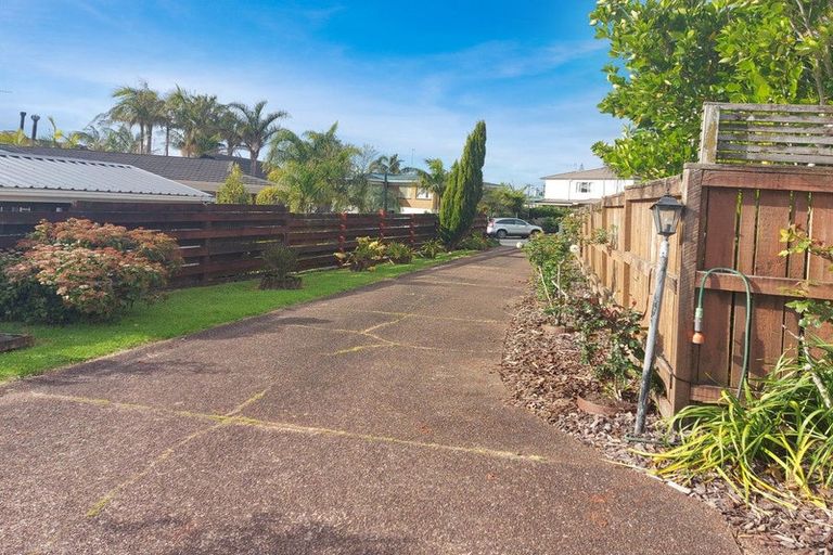 Photo of property in 7 Sunrise Lane, Te Atatu South, Auckland, 0610