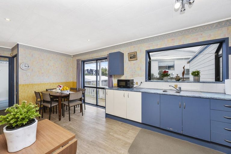 Photo of property in 39 Redlands Grove, Swanson, Auckland, 0612