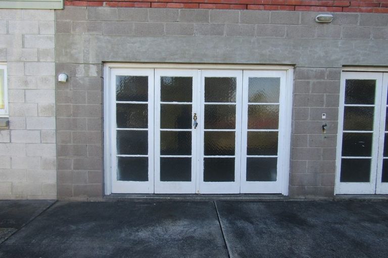 Photo of property in 2/24 Knights Road, Rothesay Bay, Auckland, 0630