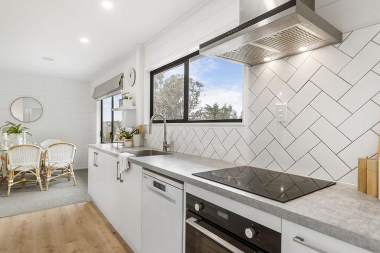 Photo of property in 2/21 Tahu Crescent, Sunnynook, Auckland, 0620