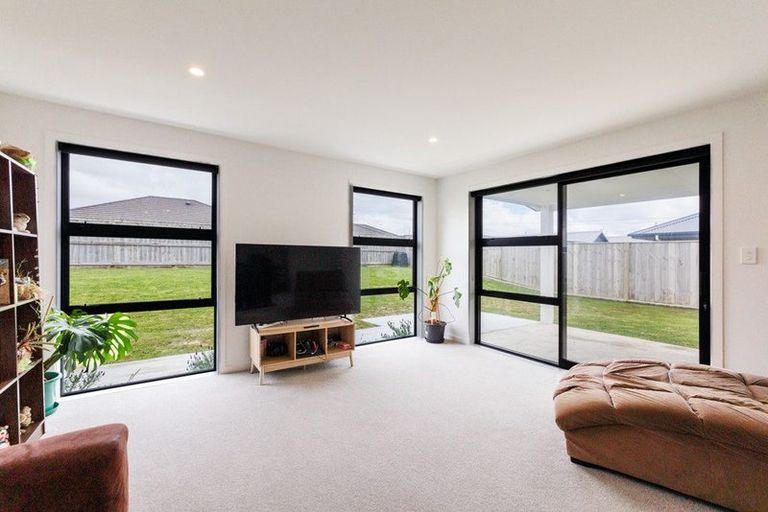 Photo of property in 3 Sardinia Grove, Fitzherbert, Palmerston North, 4410