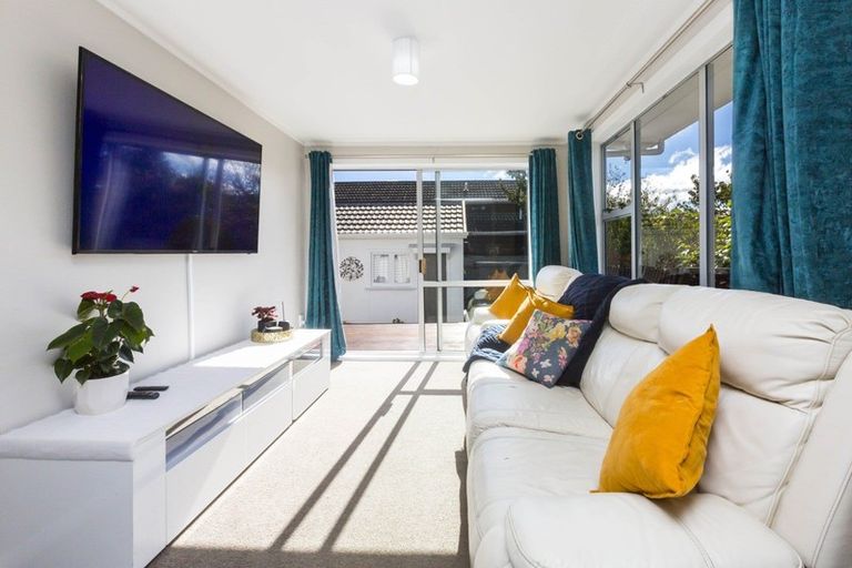 Photo of property in 2 Oxford Crescent, Ebdentown, Upper Hutt, 5018