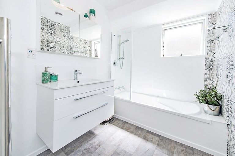 Photo of property in 1a Calbreath Place, Russley, Christchurch, 8042