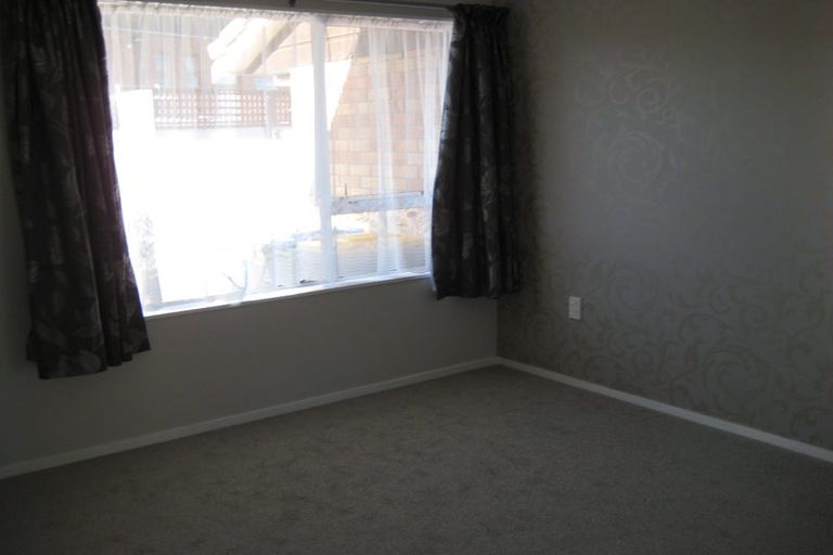 Photo of property in 2/12 Kapiti Place, Sunnynook, Auckland, 0620