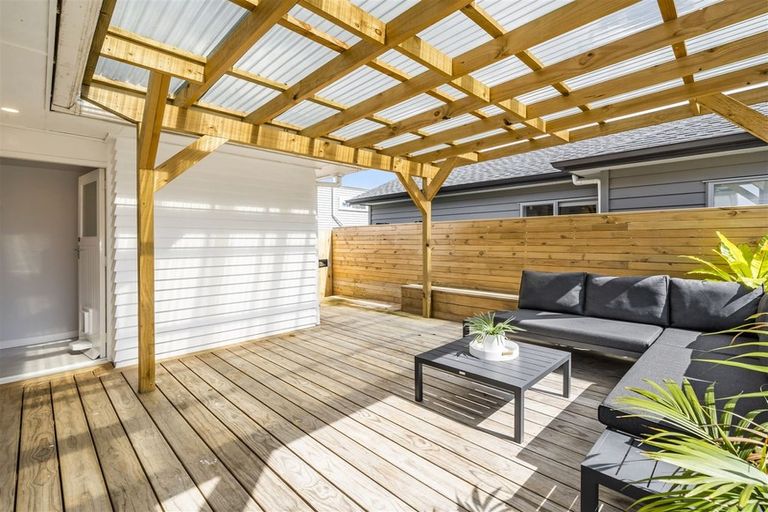 Photo of property in 15 Waione Avenue, Te Atatu Peninsula, Auckland, 0610