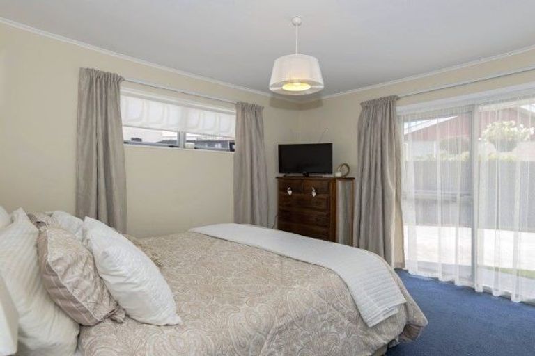 Photo of property in 69 Warren Crescent, Hillmorton, Christchurch, 8025