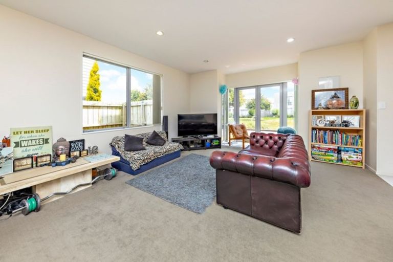 Photo of property in 87 Popokatea Drive, Takanini, 2112