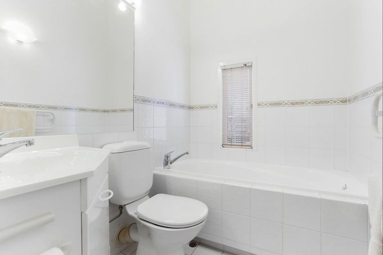 Photo of property in 3/212 Hurstmere Road, Takapuna, Auckland, 0622